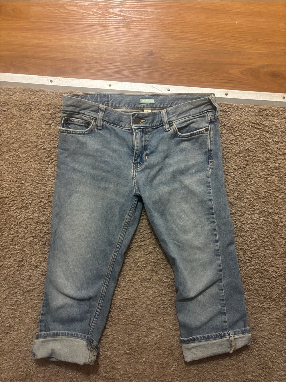 Hollister Women's 7 Mid Wash Cropped Jeans Green Embroidered Design Back Pocket